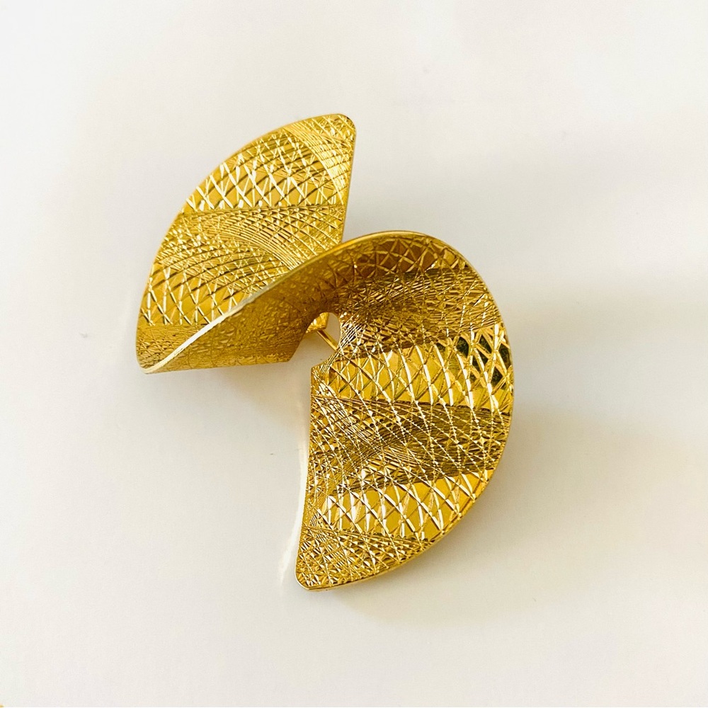 Sarah Coventry Signed Ribbon Twist Swirl Gold tone Brooch.